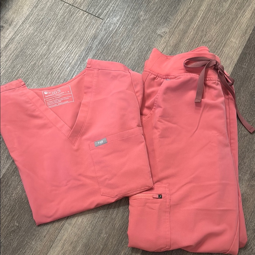 FIGS Coral Scrub Set
